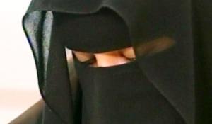 فتاة تقتل شاب بعدة طلقات نارية لمعاكستها