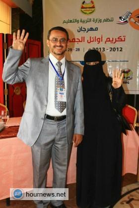 الأولى على مستوى الجمهورية باليمن ترفع شعار رابعة من على منصة تكريم الأوائل بصنعاء (صورة)