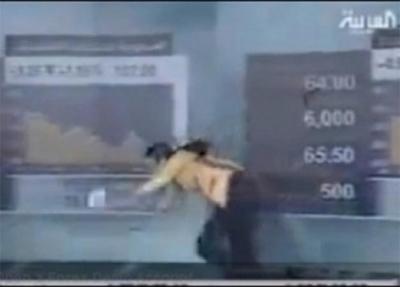 "فيديو" مذيعة الاخبار الاقتصادية بالعربية تسقط وتقع على الأرض اثناء النشرة 