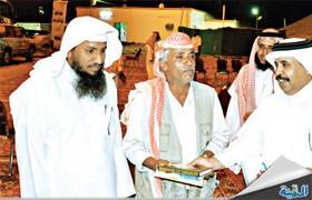 يمني يبدأ رحلة الحج بقصيدة مديح