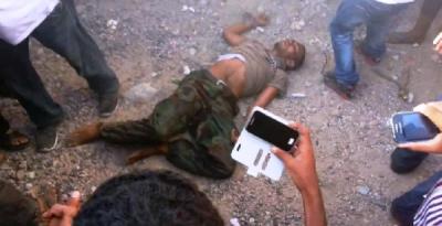 صور وفيديو لحظة سقوط احد المصابين الحراكيين واتهامه بالعمالة رافضين إسعافه