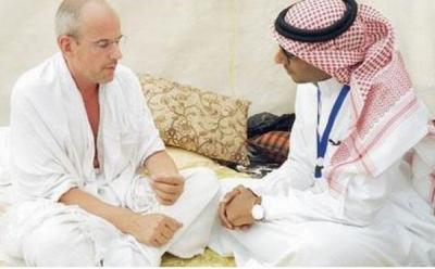 منتج الفيلم المسيء للرسول يؤدي فريضة الحج ويروي تفاصيل زيارته لقبر النبي محمد ومشاعره ونواياه المستقبلية