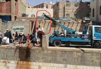 يحدث في اليمن.. «ونش» شرطة المرور في صنعاء يستخدم لمساعدة جزار في ذبح ثور (صورة)