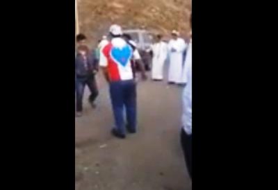 بالفيديو : الشرطة السعودية تلقي القبض على مغترب يمني بزي انفصالي