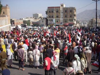 عمال وموظفي صندوق النظافة والتحسين يعتصمون أمام ديوان محافظة تعز للمطالبة بحقوقهم