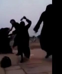 بالفيديو.. فتيات يؤدبن شاباً بالضرب بعد تحرشه بهن بجدة، بنات السعودية لم ينتظرن الحكومة