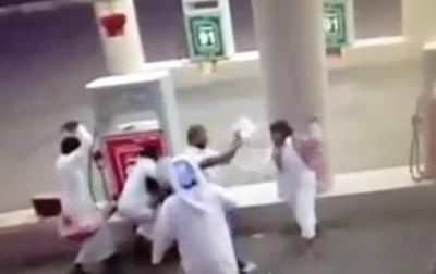 بعد اعلان قناة "روتانا خليجية" رصد مبلغ 55 ألف ريال مكافأة الشرطه السعوديه تطيح بالمعتدين على عامل محطة البنزين "اليمني" في مقطع الفيديو 