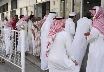 السعوديون يبحثون عن من يصنع لهم القهوة ويلمع السيارة وتأخر عن الدوام بعد ترحيل العمالة .