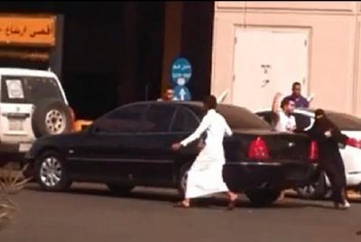  دهشة في السعودية بعد نشر فيديو لتحرير فتاة من يد "الهيئة"
