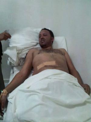 أول صور للزميل محمد العماد بعد اصابته في انفجار سيارته المفخخة، ومصادر تتهم الحوثي بالوقوف خلف التفجير