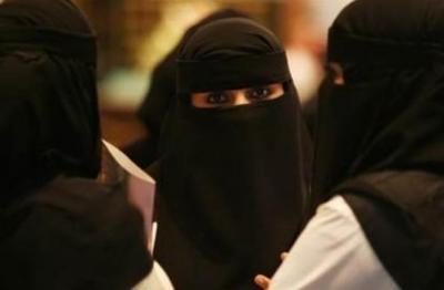 السجن والجلد لـ 3 سعوديات هربن من منزل أسرتهن والسكن مع شابين أحدهم يمني الجنسية في شقة مفروشة 