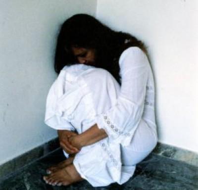 شاب يمني يحاول اغتصاب امرأة في غرفتها فيصيبها بجروح بالغة