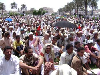 الألاف من المتظاهرين يتجهون نحو القصر الجمهوري بالحديدة للمطالبة برحيل الرئيس صالح وإسقاط النظام 