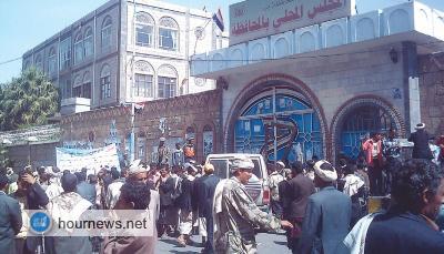 في خلاف على 75 ألف ريال: مقتل شاب رميا من فوق جبل، ومظاهرات حاشدة بإب للمطالبة بالقبض على الجناة