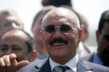 علي عبدالله صالح يتشفى ببيت الأحمر، ويكتب قصيدة شعر ضدهم ويقول "القضاء بالسلف"
