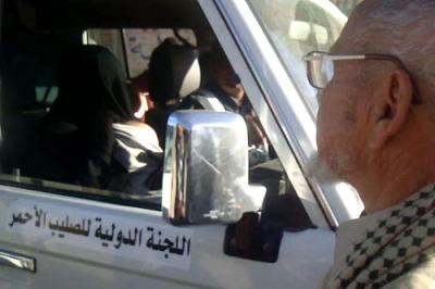 الحاج حاتم يتجه نحو السيارة التي تقل ابنته بعد دقائق من وصولها لنقطة التفتيش. الحاج حاتم يتجه نحو السيارة التي تقل ابنته بعد دقائق من وصولها لنقطة التفتيش.