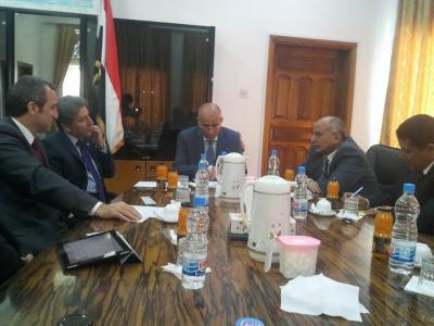 في لقائه سفير تركيا بصنعاء اليزيدي يؤكد ضرورة تكامل القطاعين العام والخاص في مجال النظافة وتنقية المياه.