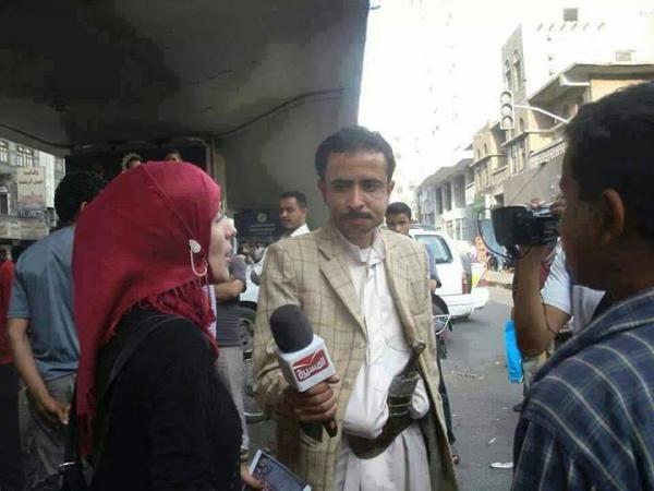 بالصورة: ماذا يخفي مراسل قناة المسيرة خلف ثوبه؟