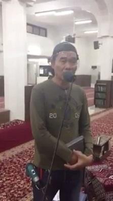 فيديو: فلبيني جاي المسجد يضبط الصوتيات وقال له المؤذن تكلم وانا اسمع السماعات وكانت المفاجأه