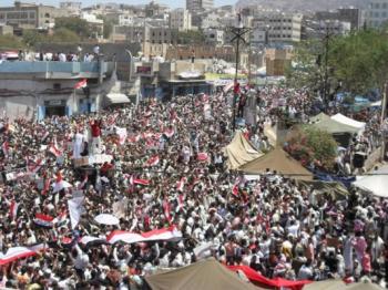 اعتصام احتجاجي بعشرات الآلاف تشهدها ساحة الحرية بتعز بمشاركة شباب وقيادات الرابطة "رأي"