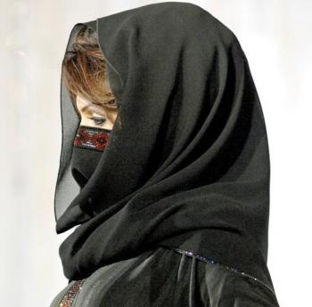 شركة اتّصالات يمنيّة تفضح امرأة خانت زوجها مع 12 شخصًا