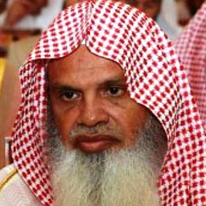 لا صحة لخبر وفاة "الحذيفي" إمام المسجد النبوي