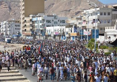 مسيرات حاشدة في المكلا والشحر والحراك يقحم علم الجنوب وشيخ قبلي يؤكد على سلمية الهبة