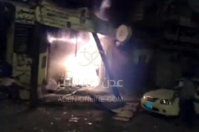اندلاع حريق هائل في محل اتصالات بعدن وإصابة مالكه بجروح