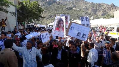 طلاب واهالي قراضة ينفذون وقفة احتجاجية للمطالبة بألقاء القبض على قتلة الطالبة عبير