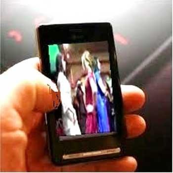 فتاة يمنية تركها خطيبها فقررت الإنتقام بتصوير عروسته الجديدة وأخته في قاعة أعراس