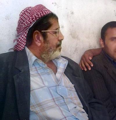 صورة لمدرس يمني شبيه بالرئيس المصري المعزول تحظى باهتمام منقطع النظير (صورة) 