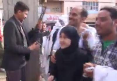 مقطع فيديو يظهر عودة الطفلة المختطفة أفنان إلى أهلها بمحافظة إب