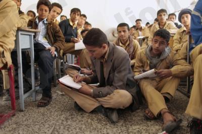 رويترز: مليونا تلميذ يمني يجلسون على الأرض مع نقص المقاعد بالمدارس