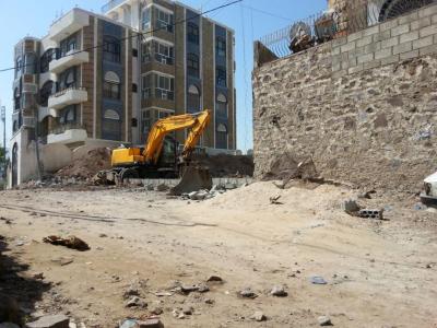  مجموعة مسلحة تستولي على أرضية مغترب يمني بقوة السلاح بحي الروضة بتعز