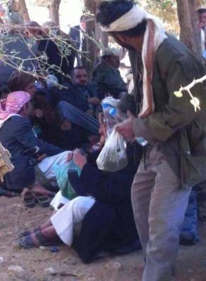 شاهد صورة للشيخ حمير الأحمر يشارك اتباعه المعارك ضد الحوثيين بحاشد (صورة)