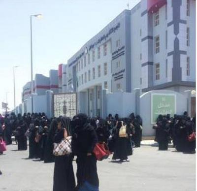 طالبة تبتز معلمتها وتخيرها بين النشر وبين إعطائها أسئلة الاختبارات
