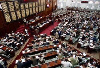 عضو برلماني ابتلع مئتان مليون من جيب المستثمر القرش ويرفض الخروج من منزله بعد بيعه