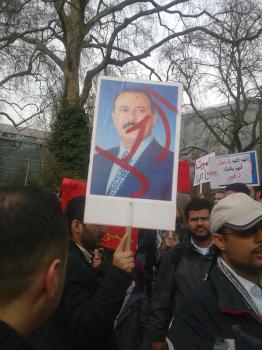 تظاهرات لابناء اليمن امام السفارة اليمنية بلندن مطالبين باسقاط النظام ومحاكمتة --- بالصور تظاهرات لابناء اليمن امام السفارة اليمنية بلندن مطالبين باسقاط النظام ومحاكمتة --- بالصور