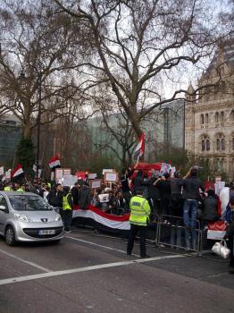 تظاهرات لابناء اليمن امام السفارة اليمنية بلندن مطالبين باسقاط النظام ومحاكمتة --- بالصور تظاهرات لابناء اليمن امام السفارة اليمنية بلندن مطالبين باسقاط النظام ومحاكمتة --- بالصور