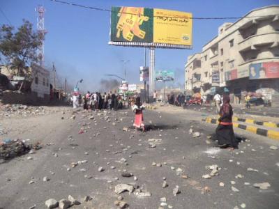 مهمشين بتعز يحتجون لتقاعس الأجهزة الأمنية بإلقاء القبض على قتلة الطفل أكرم (صور)