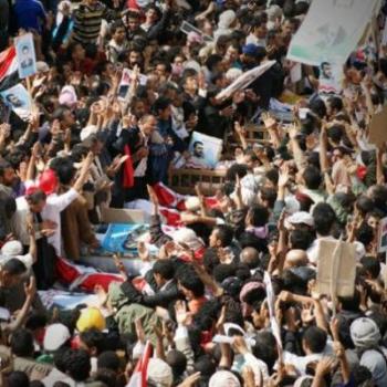 قوات الجيش تنتشر في محيط ساحة التغيير بدلا من قوات الأمن وقرابة المليون مشيع لجثامين الشهداء
