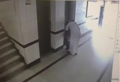 بالفيديو مواطن سعودي يتحرش بطفلة جنسيأ بعد قدومها من المدرسة