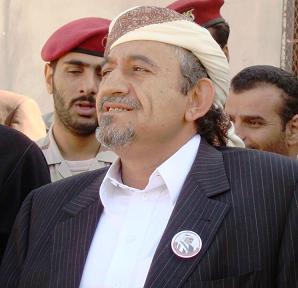 الشيخ/ صادق بن عبدالله بن حسين الأحمر ينضم الى المعتصمين في ساحة التغيير