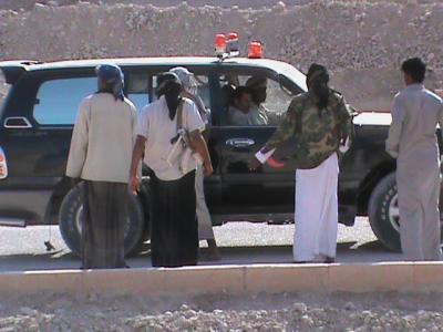 مجاميع قبلية من آل عبدالله آل كثير وأبناء سيئون تحكم إغلاق المدخل الحيوي للقطاع 10 التابع توتال بجثمة سيئون 