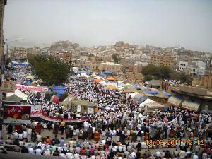 شباب التحرير في ساحة الحرية في تعز يضعون أهداف ثورتهم 