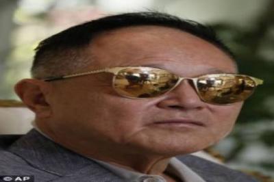 ملياردير يعرض على الشباب مليار دولار لمن يستطيع كسب قلب إبنته