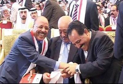صحيفة: صالح بعث وساطة إلى صادق الأحمر يطلب فيها الصلح مقابل الوقوف مع حاشد في حربها ضد الحوثيين