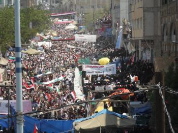 مئات الآلف في ساحة الحرية بتعز يطالبون النظام بسرعة الرحيل وخطيب الجمعة يشيد بموقف الجيش 