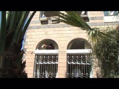 شاهد بالصور: صاروخ عابر الحارات يسقط على منزل وسط صنعاء شاهد بالصور: صاروخ عابر الحارات يسقط على منزل وسط صنعاء