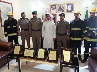  مقيم يمني بالسعودية يكرّم رجال "مدني شقراء" لإنقاذهم امرأته وأطفاله